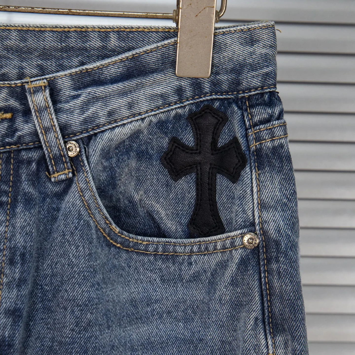 P270 Chrome Hearts Gallery 2025 new limited edition black large cross flared jeans are a hot item this season and are sought after by countless celebrities and fashionistas. The neat details of the cutting process add color to the playful fashion! The neat and meticulous design, and the well-fitting structure is unique. The upper body not only has outstanding recognition, but also looks younger and younger. A style with the ultimate wearing meaning and performance, gorgeous color matching, and the craftsmanship of this style is also extremely extraordinary. After the finished product is washed, it is disassembled and hand-made with sheepskin cross leather and then spliced ​​together to complete. The whole piece has too many craftsmanship to describe. It is decorated with patchwork cross flowers and high-waisted washed jeans! ! Absolutely high-end luxury product, a god-level single product, a super popular product, made by top heavy industry, a magic weapon that cannot be missed to hit the streets. Style number: 1845 Size: 28 30 32 34 36 Color: blue